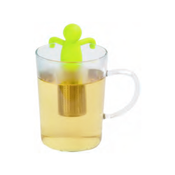 Filtermännchen Anwendung - Tubereitung Tee in einem Teeglas mit dem Filtermännchen in der Farbe grün