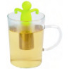 Filtermännchen Anwendung - Tubereitung Tee in einem Teeglas mit dem Filtermännchen in der Farbe grün