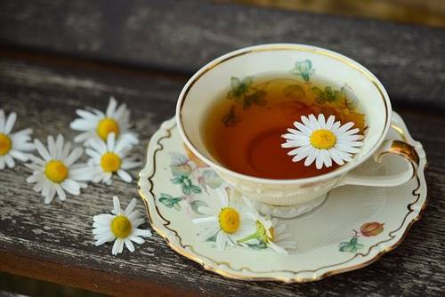 Teetasse mit Kamillenblumen